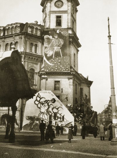 De bolsjewieken bedekken officiële gebouwen met hun kunst, St. Petersburg (sepia foto) door Russian Photographer